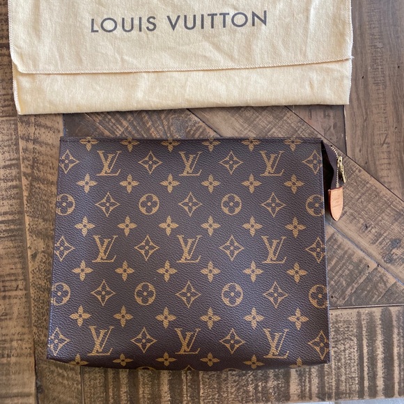 Louis Vuitton Accessories - Louis Vuitton toiletry bag 26